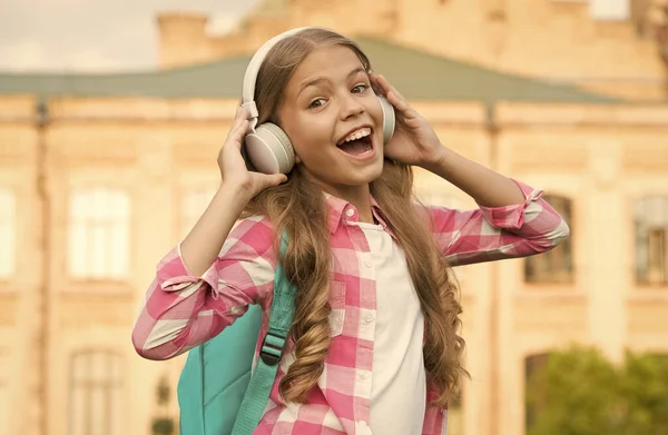 Lección de canto. Cantante feliz al aire libre. Cantando la canción. A la niña le gusta cantar música. Escuela de música. Ejercicios vocales. Clases privadas. Disfrutando cantando en solitario. Música para voz — Foto de Stock