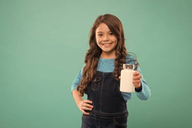 Günlük besin değeri. Küçük şirin çocuk vitamin alacak. Yiyecek katkı maddeleri. Çocuklar için hap. Vitamin ve mineral kompleksi. Tıp konsepti. Bağışıklığı arttır. En iyi vitaminler. Dişler ve kemikler için