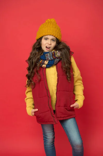 겨울 방학. 겨울 휴가철 활동. 모자에 스카프를 두른 아이는 아늑 함을 느낀다. 추운 계절에 편한 옷을 입고 있습니다. 행복 한 십 대 소녀는 따뜻 한 겨울 옷을 입는다. 어린 시절 의행 복 — 스톡 사진