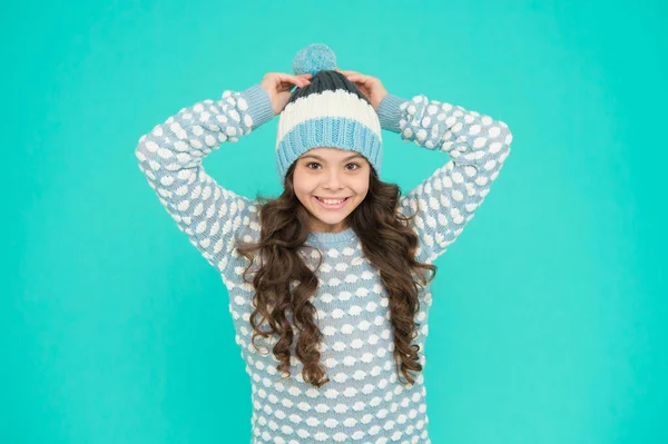 뜨개 질하는 행복 한 십 대 소녀. 아이들의 겨울 패션 스타일이요. 명랑 한 어린이를 위한 뜨개 질 한 옷. — 스톡 사진