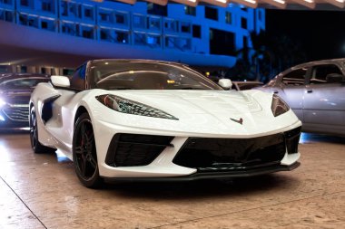 Palm Beach, Florida USA - 22 Mart 2021: Palm Beach, Amerika Birleşik Devletleri 'nde beyaz Chevrolet Chevrolet Corvette lüks arabası. Ön manzara. Corvette lüks araba markası..