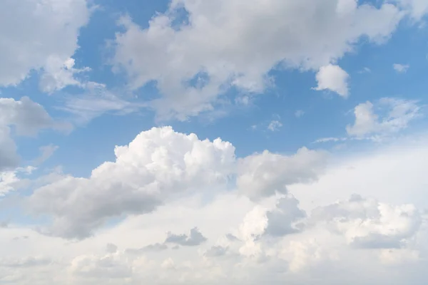 Ηλιόλουστη μέρα. έννοια της φύσης. Σύννεφο φόντο ουρανό. Σύννεφο καιρό. Λευκά σύννεφα στον ουρανό. — Φωτογραφία Αρχείου