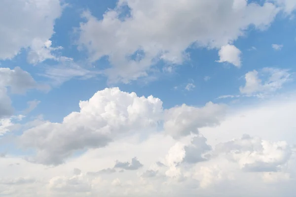 Journée ensoleillée. concept de nature. Fond ciel nuage. Temps nuageux. Nuages blancs dans le ciel. — Photo