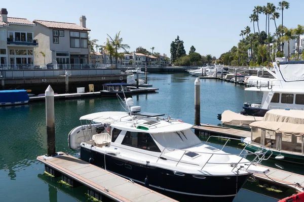 Long Beach, Kalifornien USA - 26 mars 2021: båtar och lyxbåtar parkerade i hamnen — Stockfoto