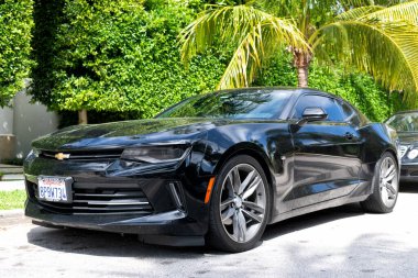 Palm Beach, Florida ABD - 21 Mart 2021: Siyah Chevrolet Camaro lüks araba park etti