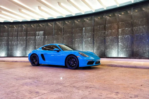 Palm Beach, Florida EUA - 22 de março de 2021: Porsche 718 Cayman azul. vista de canto lateral. — Fotografia de Stock