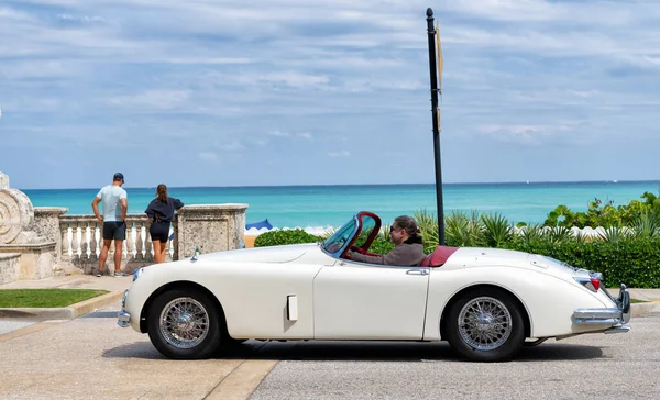 Palm Beach, Florida Egyesült Államok - március 21, 2021: white Classic Jaguar XK 150 3.8 Roadster retro car — Stock Fotó