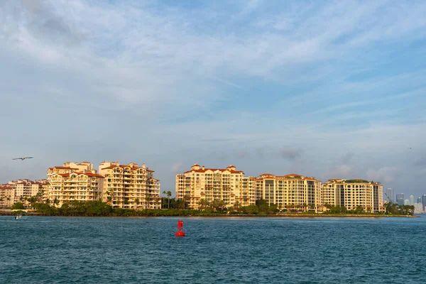 Pobřežní letovisko město viděné z moře v Miami Florida, USA. Miami beach. Městské nábřeží — Stock fotografie