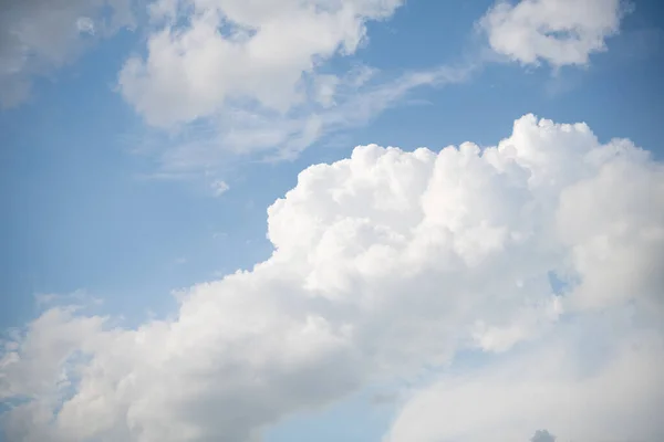 晴天空に白い雲が浮かぶ青空 — ストック写真
