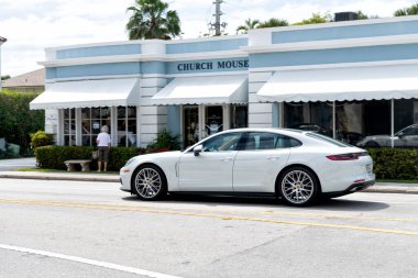 Palm Beach, Florida ABD - 21 Mart 2021: beyaz Porsche Panamera lüks modern araba