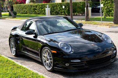 Palm Beach, Florida USA - 21 Mart 2021: siyah Porsche 911 Cabriolet. Sağ köşe görünümü.