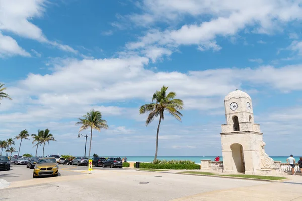 Palm Beach, Florida - 21 de marzo de 2021: Torre del reloj en Worth Avenue en Palm Beach — Foto de Stock
