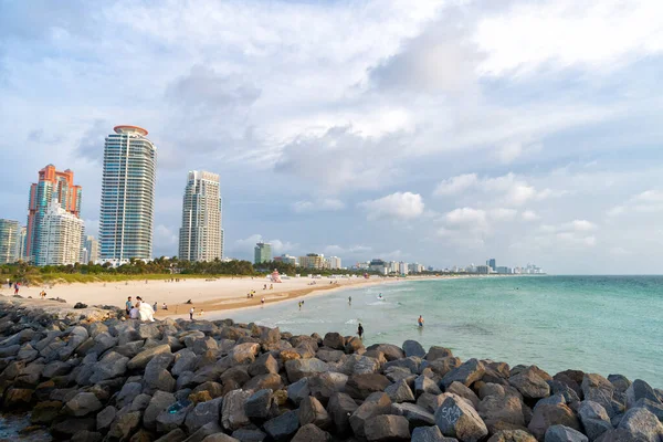 Miami, USA - 19 aprile 2021: spiaggia e paesaggio urbano. Beach resort sullo skyline urbano — Foto Stock