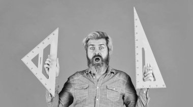 Eğitim konsepti. Mimarlık eğitimi. Sakallı öğretmen cetvel kullanıyor. Yenilikçi yaklaşım. Resim dersi. Ölçüm aracı. Matematik çalışıyorum. Okul eğitimi. Geometri öğretiyorum. Yedek ekipman