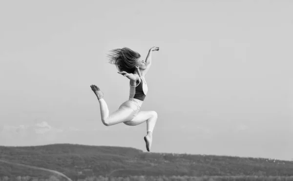 Wolność to życie. sport w ruchu. Pełen energii. Atrakcyjna młoda, wysportowana kobieta trenuje na siłowni na świeżym powietrzu. poranne ćwiczenia. Ukraińska gimnastyczka narodowa. Akrobatyka i gimnastyka. dziewczyna skacze wysoko — Zdjęcie stockowe