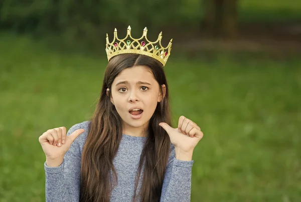 Nettes Mädchen goldene Krone im Freien grüne Natur Hintergrund, Prinzessin Konzept — Stockfoto