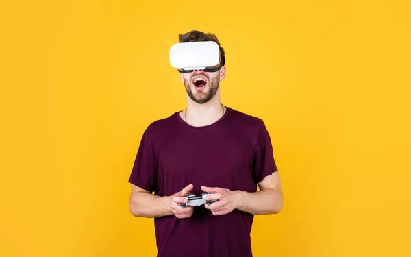 É tão real. jogar jogo de computador virtual online. jovem homem em óculos vr. — Fotografia de Stock