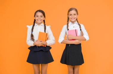 Eğitim adım adım bilgi edinme sürecidir. Sınıf arkadaşları okulda eğleniyor. Mutlu bir çocukluk. Okul eğitimi konsepti. Arkadaşlar çok sevimli öğrenciler. Liseli kızlar resmi okul üniforması