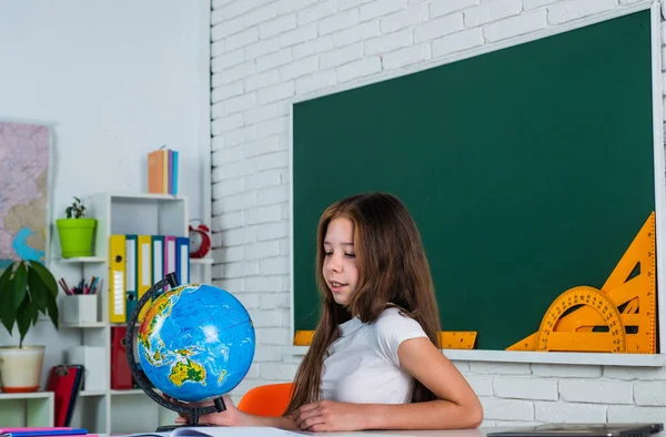 Día del conocimiento. día de los profesores. lección de estudio de niño alumno. niño aprender geografía. — Foto de Stock
