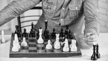 Entellektüel hobi. Tahta satranç tahtasındaki figürler. Bir sonraki adımı düşünüyorum. Strateji konsepti. Öğretmenim. Masa oyunu. Satranç oynuyorum. Geliştirme mantığı. Satranç minyatürdeki hayattır. Satranç dersi