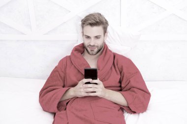 Sabah ayinleri. İnternet sosyal ağlarında sörf yapan hippi bir adam. Çevrimiçi iletişim. Taşınabilir bağımlılık. Sosyal ağlar iletişimi. Dijital iletişim. E-postayı kontrol et Arkadaşımla sohbet ediyorum.