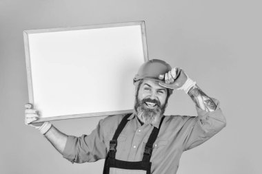 Projeyi gösteren mimar. Profesyonel tamirci. Görsel taslak. Sorun çözme konsepti. Sakallı adam tamirci. Tamirci, beyaz tahta kopyalama alanını tut. Yakışıklı bir tamirci. Plan onarımı işe yarıyor
