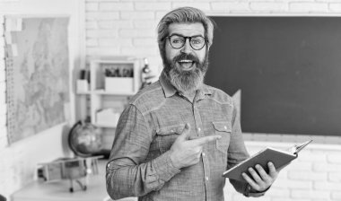 Bilişsel gelişim. Öğretmen üniversitede çalışıyor. Eğitim konsepti. Modern okul. Özel ders. Okul projesi. Edebiyat ve şiir. Okula dönelim. Sakallı adam kitap okuyor. Öğrenmek ilham verici.