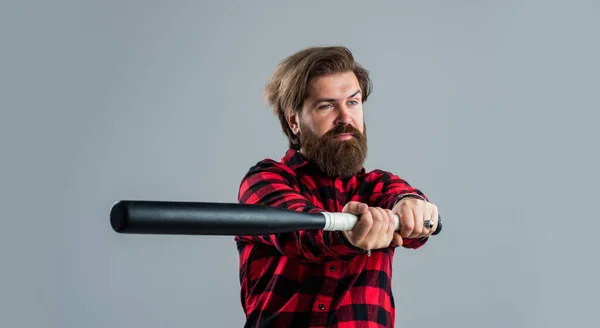 Ik ben gevaarlijk. Een man met een lange baard met een honkbalknuppel. brutale volwassen hipster — Stockfoto