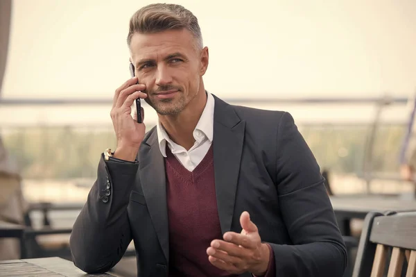 Hallgatlak. Hívópartner. Az üzletembernek van mobilja. Jóképű férfi telefonnal a szabadban. Mobil életmód. Mobil tárgyalások. Üzleti kommunikáció. Online kommunikáció. Modern kommunikáció — Stock Fotó