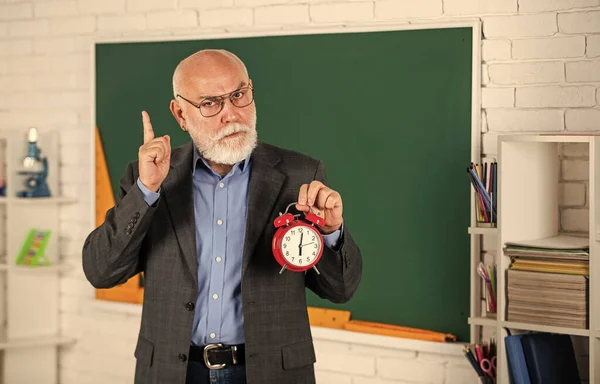 Tempo para estudar. disciplina e pontualidade. professor sênior espera despertador. gestão do tempo. início da lição. O exame começa agora. Partir alarme. Bom dia cedo. De volta à escola — Fotografia de Stock