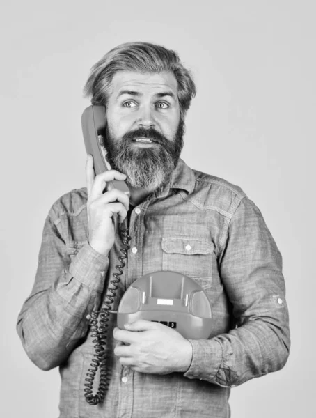 Kalla Ringa Skript. Föråldrad teknik. Kommunikation via telefonsamtal. Svarsmaskin. Skäggig hipster man telefon konversation. Framgångsrika förhandlingar. Retrotelefon. Automatisering av marknadsföring — Stockfoto