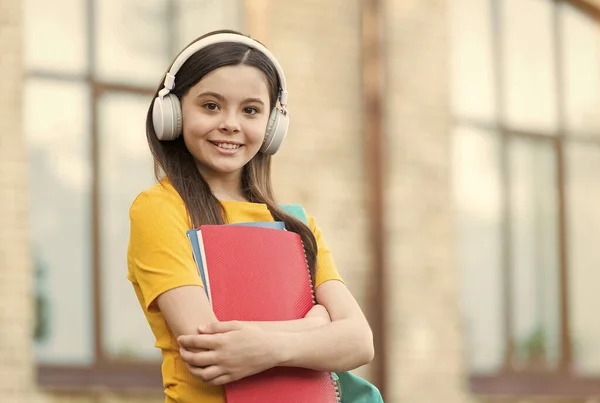 Aprender lengua extranjera. Niña pequeña aprende inglés. Un niño pequeño sostiene libros ingleses. Habilidades de comprensión auditiva. Literatura inglesa. Gramática inglesa. Clases privadas. Bienvenido a la escuela de idiomas — Foto de Stock