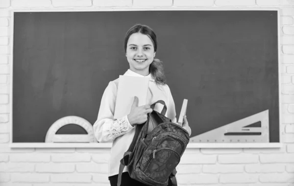 Wissenstag. Kinder lernen in der Schule. Mein Rucksack ist genau richtig. Kluges Schulmädchen. Schulbildung. Kluger Teenager-Student. Mädchen im Klassenzimmer kopieren Raum. Schulprojekt. Bildungsaktivität — Stockfoto