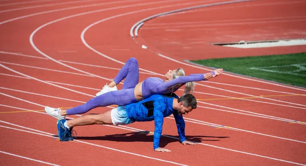 Equipe casal esporte no treinamento sportswear no estádio, fitness — Fotografia de Stock