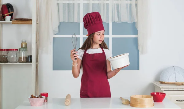 Enfant fille cuisine repas à partir de produits sains et biologiques seulement, santé — Photo