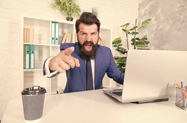 Sobrecarregado e stressado. O director stressado apontou o dedo com raiva. Homem barbudo grito sentindo-se estressado. Fiquei stressado no trabalho. Gestão do stress das pequenas empresas. Possuir negócios é estressante — Fotografia de Stock