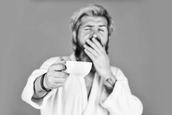 Aqui está o teu café da manhã. O hipster começa o dia. acordar cedo com uma xícara de café expresso. Bom dia, café. Preciso de um pouco de energia. beber bebida de café fresco. homem barbudo em roupão de banho com copo — Fotografia de Stock