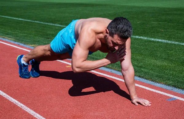 Man op plank. gezonde levensstijl routine. sportsucces. mannelijke atleet doen ochtend oefening. — Stockfoto