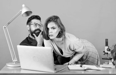 Yasak ilişkiler kavramı. Özel ders. Öğretmenle flört etmek. Öğrenci şehvetli seksi kız ve deneyimli öğretmen. Ona bilgisayarı nasıl kullanacağını göster. Seksi öğrenci. Olgun öğretmen ve çekici kadın.