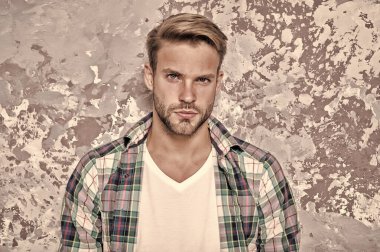 Erkeklik ve özgüven. Hazır mısın? Çekici, seksi adam. Karizmatik bir adam. Yakışıklı, tıraşsız adam. Güzellik standartları. Berber salonu. Berber dükkanı kuaförü. Moda modeli. Havalı adam. Şık adam.