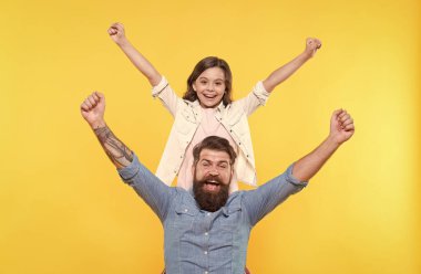 Baba ve mutlu küçük kız gerçek mutluluk kavramını yaşıyor.