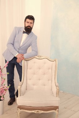 Özel bir etkinlikte sakallı adam yetiştirilmiş. Bugün düğün günü. Şık bir sanat yönetmeni. Tüm detaylarıyla gerçek bir özet. Beyefendi papyon takıyor. Vahşi smokinli adam sandalyeye yaslanıyor. resmi ve iş modası