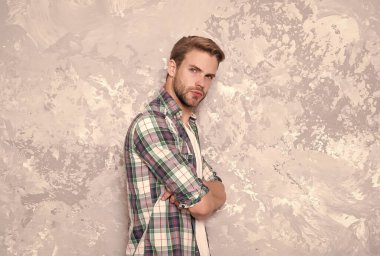 Modaya uygun olsun. Havalı görünümlü yakışıklı bir adam. Şık giyinmiş, traşsız bir adam. Erkekler için günlük gardırop. Erkek giyim mağazası. Moda modası ve tarzı. Modaya uygun ama sıradan.