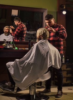 Saçları boyalı adam. Berber berber dükkanı. Makas kesme. Saç kesimi kafa şekli için. Hippi saç tıraşı oluyor. Profesyonel kozmetik. Kuaför aletleri. Saç uzunluğu fiyatı belirlemiyor