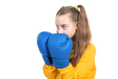 aktif ve sağlıklı bir çocukluk. Nakavt. Savaşacak. Yoğunlaşmış çocuk yumruk atıyor..