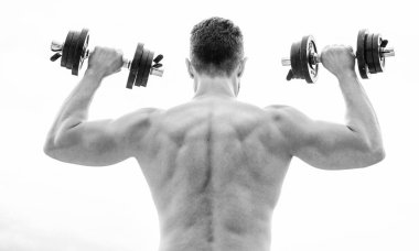 Acı geçicidir, gurur ise sonsuzdur. Sırtı ve kolları güçlü bir sporcu. Spor malzemeleri. Vücut geliştirme sporu. Aptal egzersiz salonu. Kas yığını adam dambıl gibi dikiz aynasıyla egzersiz yapıyor. Spor yaşam tarzı