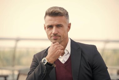 Bekliyorum. Teknoloji konsepti. Zamanı sayıyorum. Modern aletler. Adam şehir geçmişini kontrol etsin. Yakışıklı adam kol saati takıyor. Akıllı saat kullanıyor. Modern yaşam tarzı. İzleme, durumun yansımasıdır