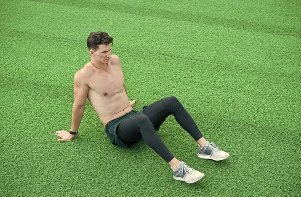 Een jonge atleet is bezig met het trainen van de maag. Gezond en fit blijven. rust op workout routine. Geest en lichaam in harmonie. Op weg naar een goede conditie. man heeft perfecte romp — Stockfoto