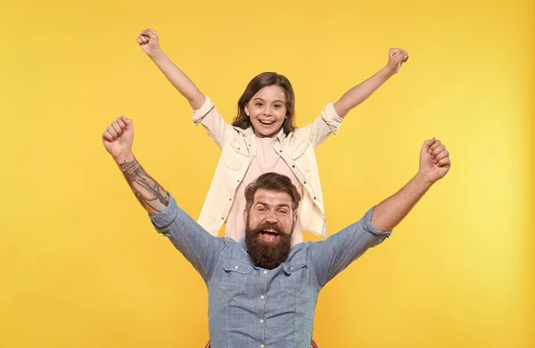 Vader en gelukkig dochtertje hebben plezier, echt geluk concept — Stockfoto