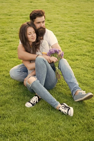 Heerlijk koppel knuffelen ontspannen op groene weide, romantische gevoelens concept — Stockfoto